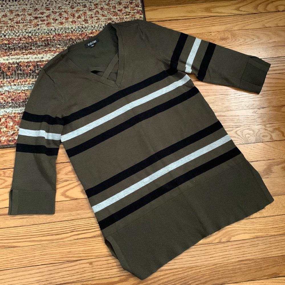 Roz & Ali Black & Green Sweater